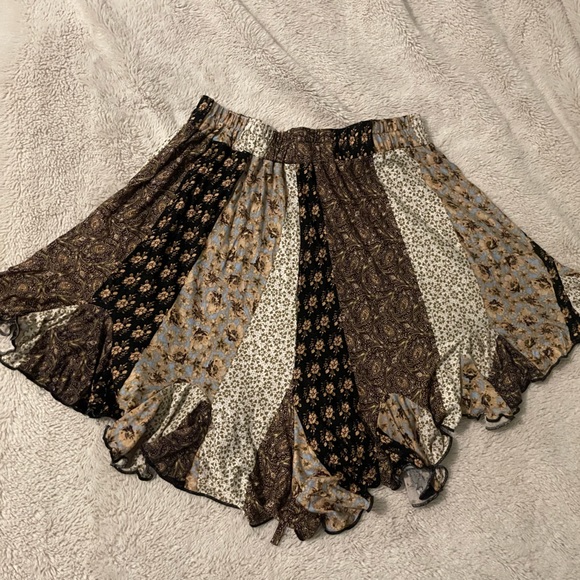 Amable Boho Flowy Shorts - Picture 2 of 2
